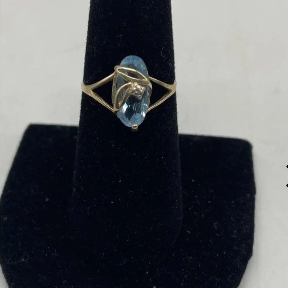 10 K Aquamarine and diamond ring
